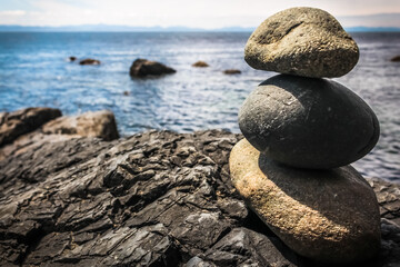 Fototapeta na wymiar A stack of rocks in front of the ocean