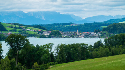 Fototapeta na wymiar Mattsee, Salzburger Land, an einem bewölkten Sommertag
