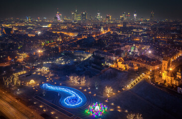 Warszawa, multimedialny park fontann przyozdobiony świątecznymi dekoracjami i lampkami, zimowa...