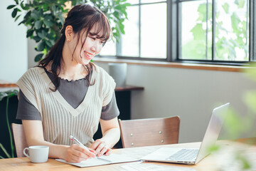 おしゃれ空間で勉強する女性（考える）
