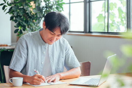 カフェで勉強する男性（考える）
