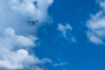kleines Flugzeug am Himmel