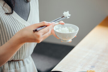 食事をする女性（お米）

