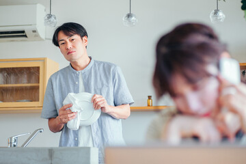 スマホを見て落ち込む女性と心配する男性
