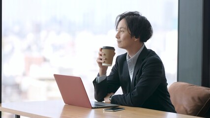 オフィスでコーヒーを飲むビジネスマン