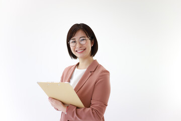 バインダーを持つ女性社員