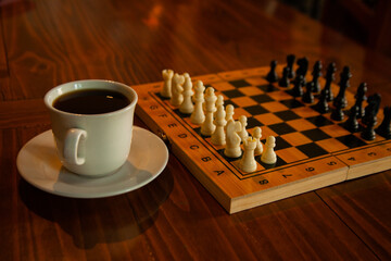 Taza de café con ajedrez