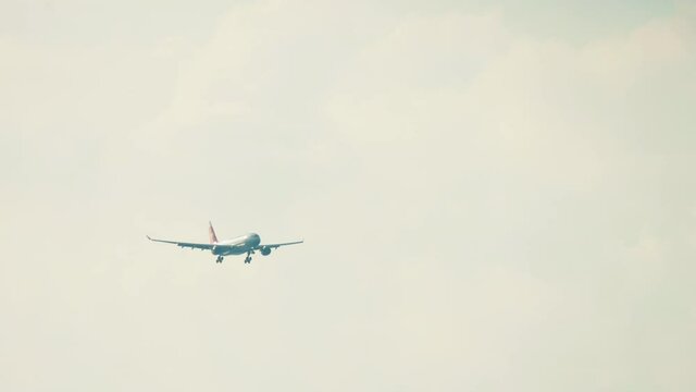 Wide body airliner approach