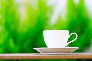 コーヒーカップと緑ぼかし背景