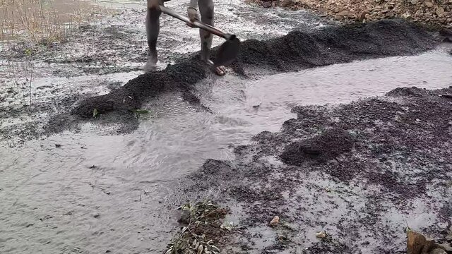 Securing borewell pit with concrete tar by manual labour