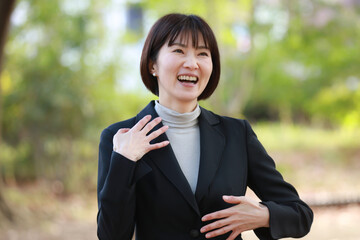 手話を話す女性「楽しい」「嬉しい」