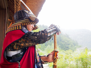甲冑姿の男性