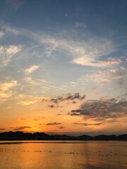 夕焼けの湖の風景