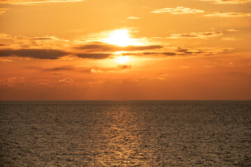 Fototapeta premium 美しい静かな海の夕暮れ 