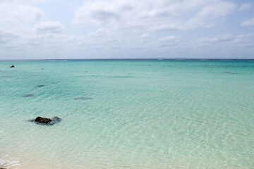 沖縄の透き通った青い海

