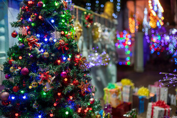 Fototapeta na wymiar Christmas tree and bokeh lighting blurred