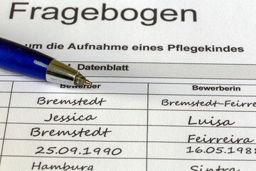 Symbolbild zum Thema Bewerbung um ein Pflegekind: Ausgefüllter Fragebogen mit Kugelschreiber