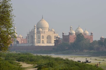 Obraz premium Beautiful view of Taj Mahal from across the river