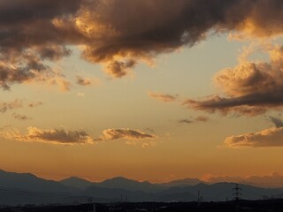 茜色の夕空と雲のシルエット