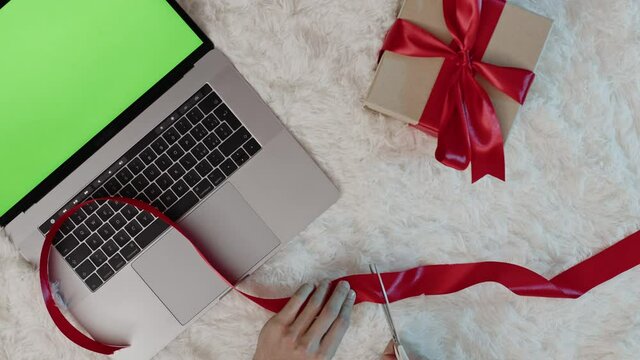 Computer su tappeto bianco con cuori e regali per san valentino