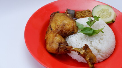 Vegetable fried chicken complete with white rice on a tray and ready to be served