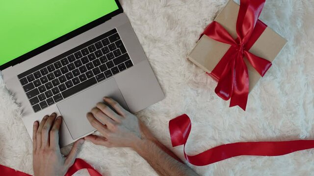 Computer su tappeto bianco con cuori e regali per san valentino