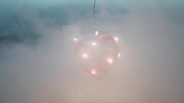 Cuore rosso su tappeto bianco con striscia luci led