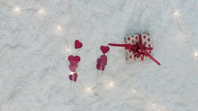 Sfondo per san Valentino con cuori e tappeto bianco 