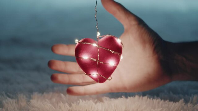 Cuore rosso su tappeto bianco con striscia luci led