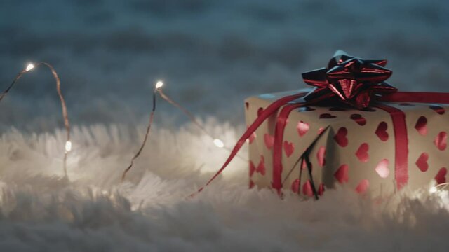 Scatole regalo per la festa degli innamorati di san Valentino su tappeto bianco
