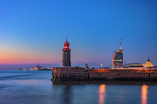 blaue Stunde Skyline Bremerhaven an der Geestemole mit Leuchtturm und Atlantik-Hotel Sail City und Mediterraneo 