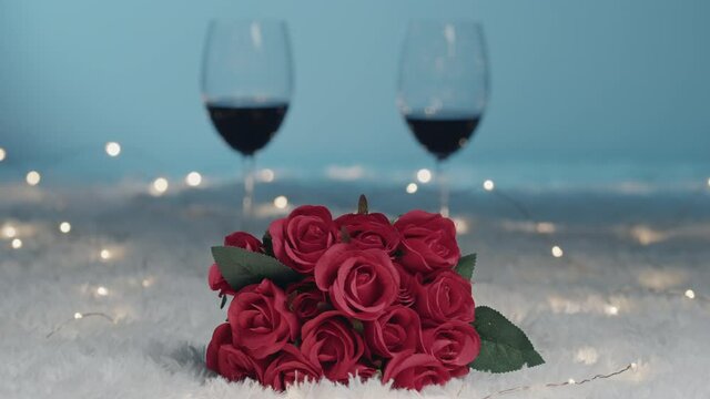Calici di vino con rose rosse per San Valentino