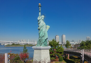 Fototapeta premium 自由の女神を巡るお台場のボードウォーク (東京都港区)