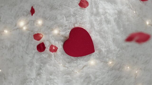 Scatole regalo per la festa degli innamorati di san Valentino su tappeto bianco