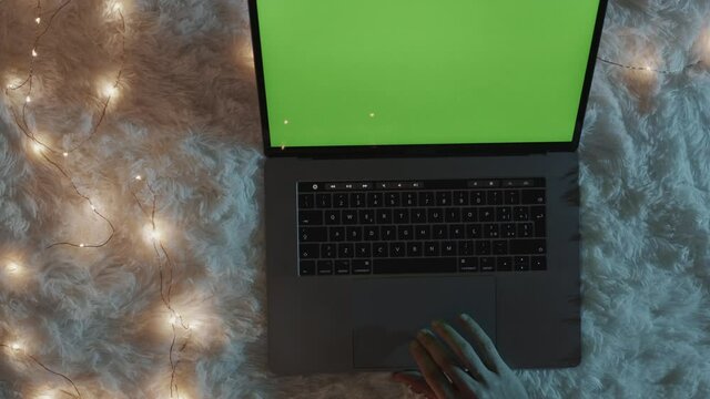 Computer su tappeto bianco con cuori e regali per san valentino