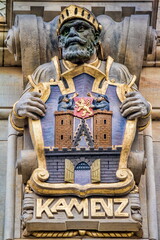 görlitz, deutschland - altes wappen von kamenz an der außenfassade am rathaus in der altstadt