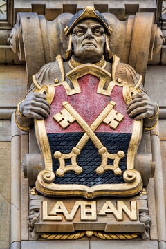 g&ouml;rlitz, deutschland - altes wappen von lauban an der au&szlig;enfassade am rathaus in der altstadt