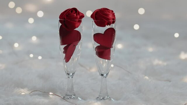 calici di Champagne per san Valentino su tappeto sfondo bianco