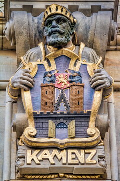 g&ouml;rlitz, deutschland - altes wappen von kamenz an der au&szlig;enfassade am rathaus in der altstadt
