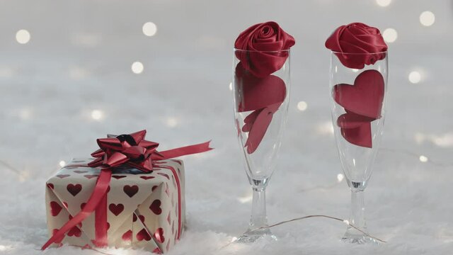 calici di Champagne per san Valentino su tappeto sfondo bianco