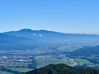 7月半ば（夏）・午前中 陣馬形山の山頂展望台からの景色（伊那市方面） 長野県上伊那郡中川村