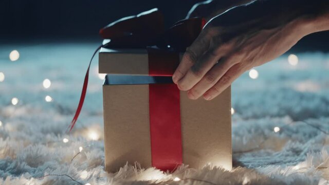 Mano apre pacco regalo con fumo dentro
