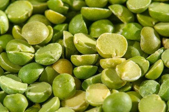 Dry green peas. Dried peas are an excellent source of molybdenum. A very good source of dietary fiber and good manganese, copper, protein, folate, vitamin B1, phosphorus, vitamin B5