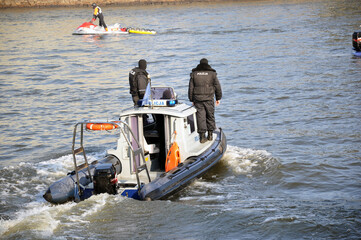 Motorówka policyjna na rzece podczas akcji ratunkowej za samobójcą.  - obrazy, fototapety, plakaty