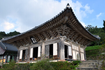 Fototapeta na wymiar 목조로된 불교건축, 오래된 절의 대웅전
