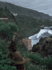 Paisaje oscuro de un barranco con urbex abandonado