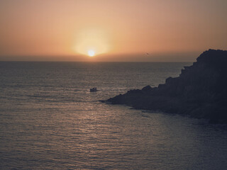 Atardecer con barcos pesqueros en isla 