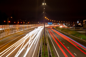 Nocne zdjęcie świateł samochodów na autostradzie