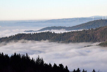 Blick vom Geiersnest auf Berggipfel im Nebel