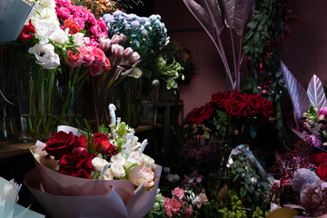Fototapeta na wymiar floristic compositions freshly cut flowers on a shelf in a shop selling bouquets